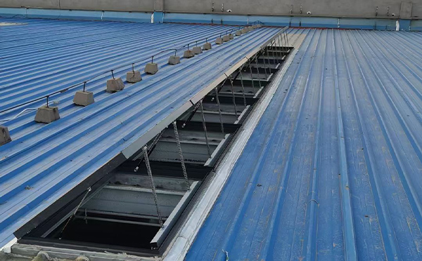 某城市大型商业综合体中庭红古排烟窗工程